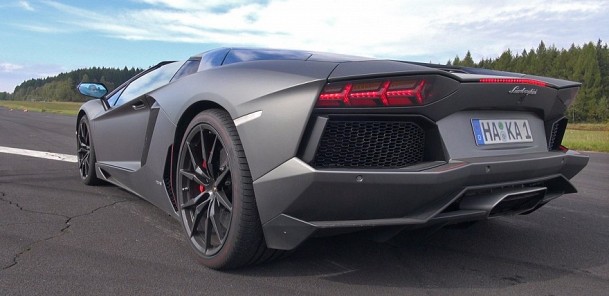 Brutal Sounds from the Lamborghini Aventador LP700-4 Roadster Pirelli Edition